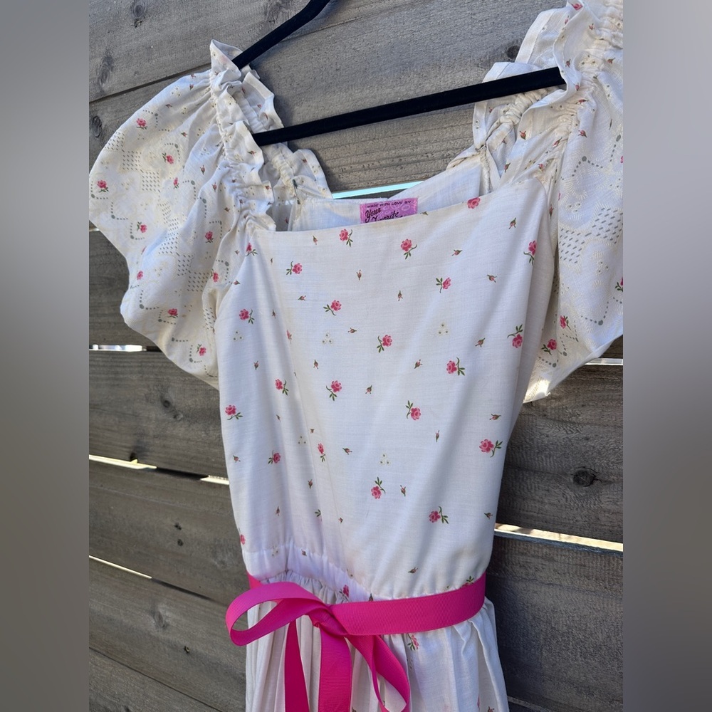 Vintage 1970s Handmade Floral Pink + White Eyelet Dress - Picture 5 of 8